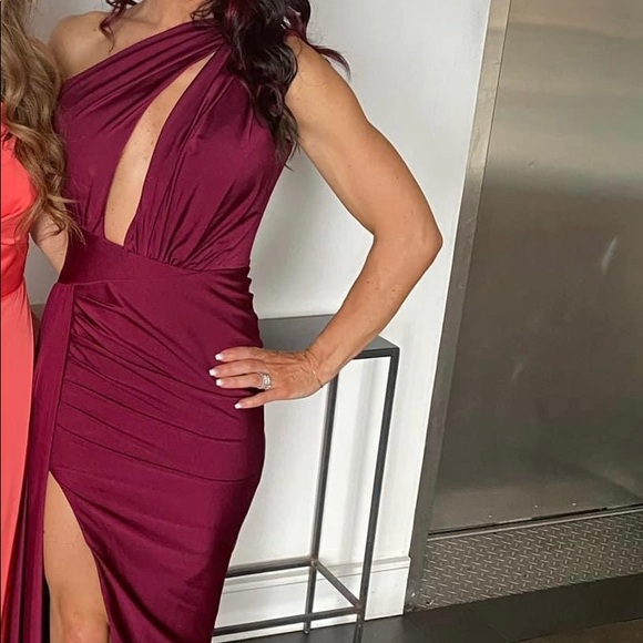 Portia and Scarlett Deep Red but more like a Maroon/Burgundy think deep red wine - Picture 3 of 5